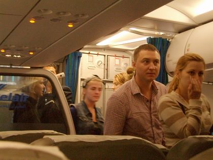 Пассажиры недоверчиво заходят в самолет Пассажиры недоверчиво заходят в самолет